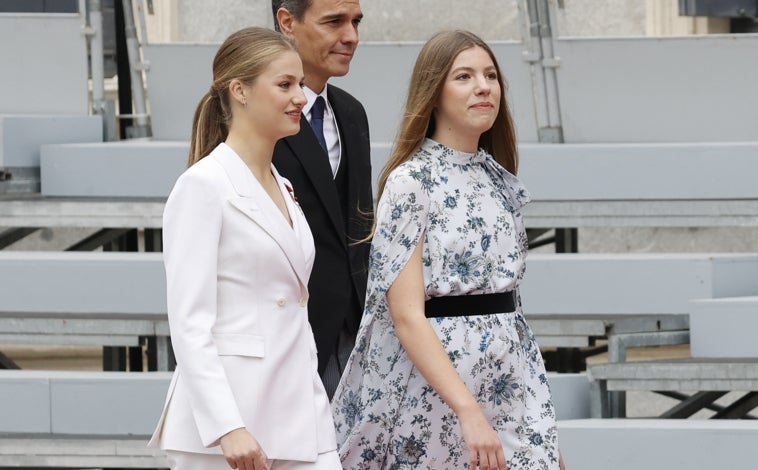 Imagen principal - La Infanta Sofía con diseño de estampado floral en tonos azules de la firma Erdem