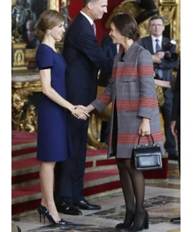 Imagen secundaria 2 - Eva Fernández durante la recepción del almuerzo en el Palacio Real; y en 2016 en el Palacio de Zarzuela 