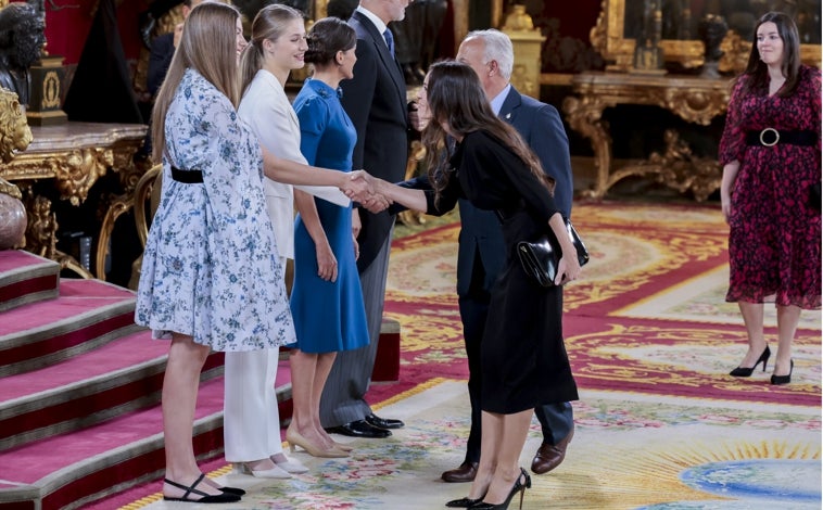 Imagen principal - Eva Fernández durante la recepción del almuerzo en el Palacio Real; y en 2016 en el Palacio de Zarzuela 