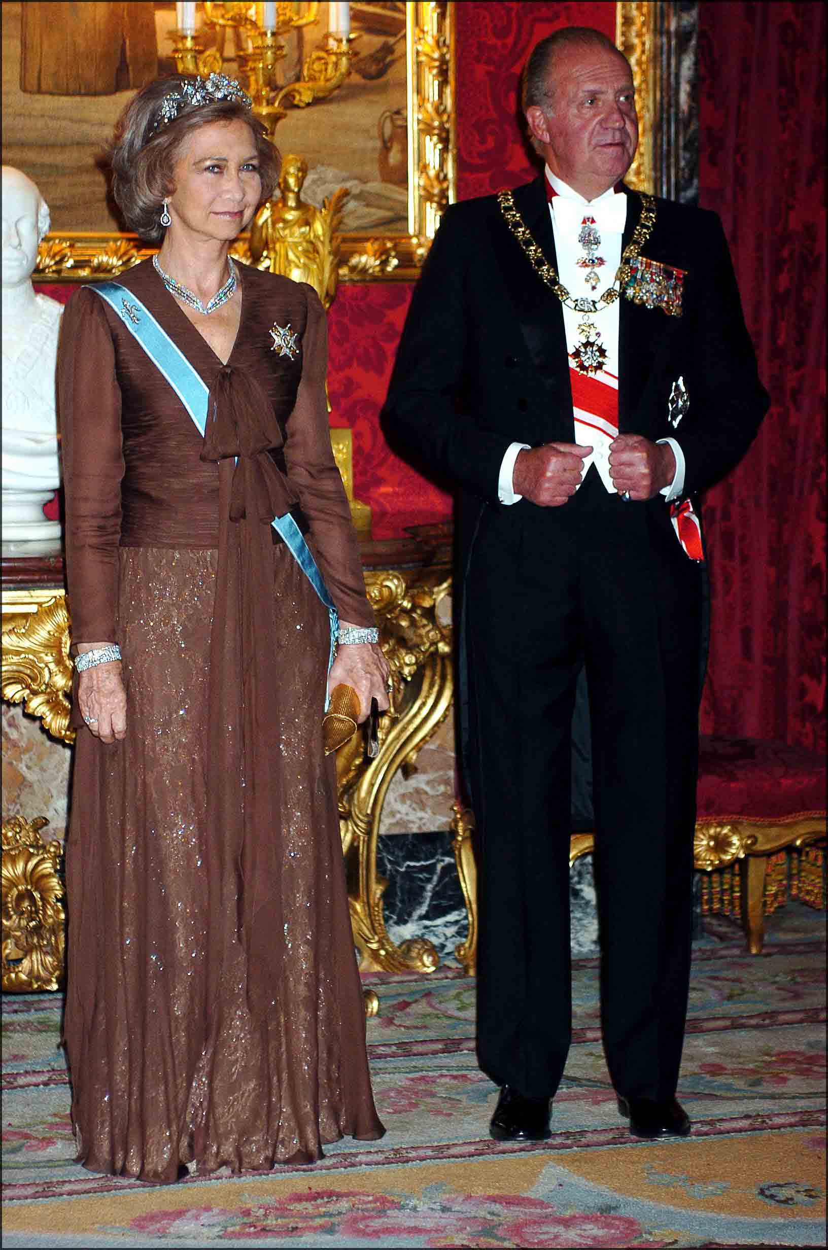 En el año 2004, con un vestido marrón, confeccionado en tela de gasa y con la falda repleta de destellos brillantes dorados. 