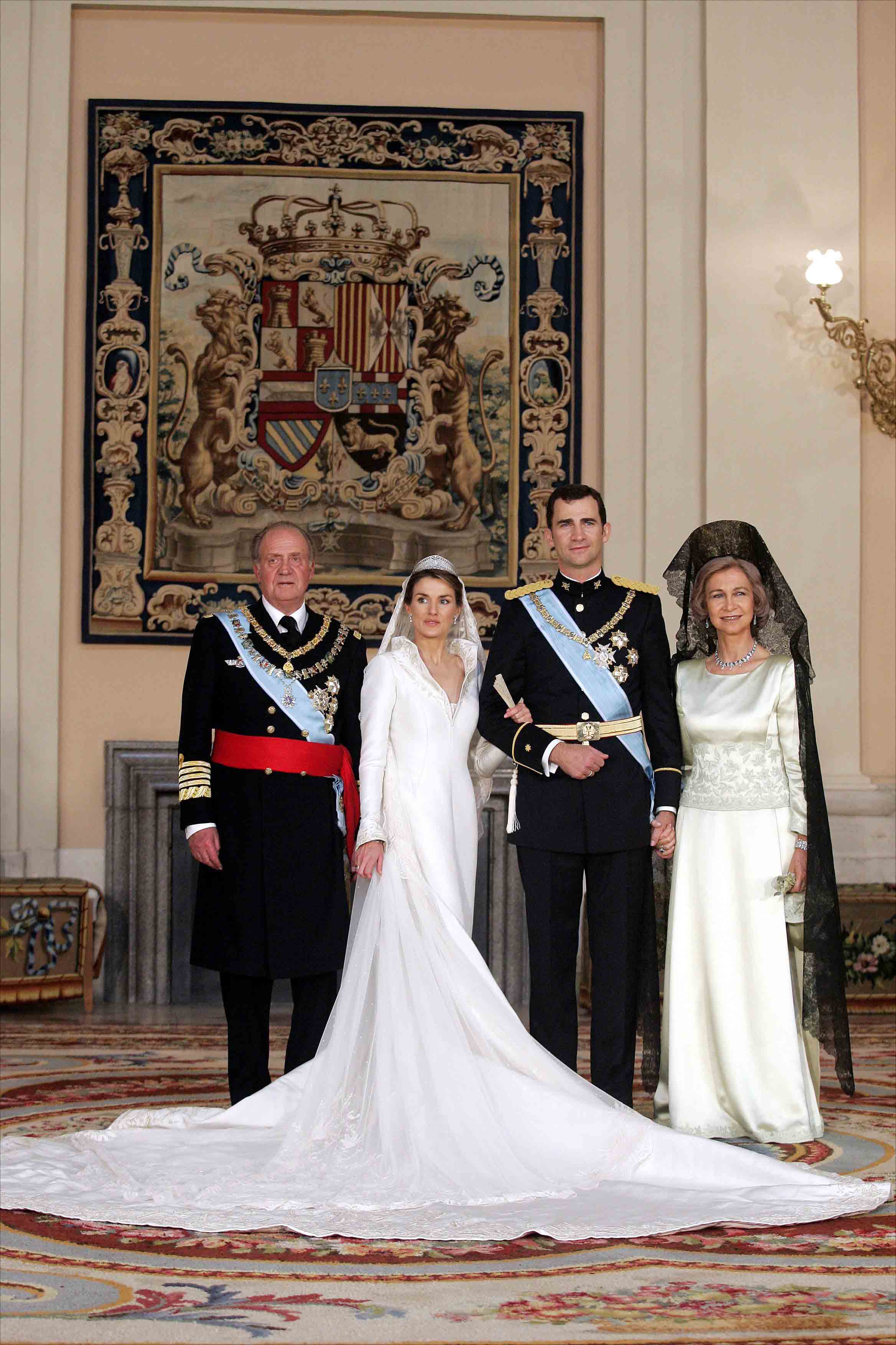 Uno de sus looks más icónicos, de madrina para la boda de su hijo, el Rey Felipe VI y Doña Letizia.