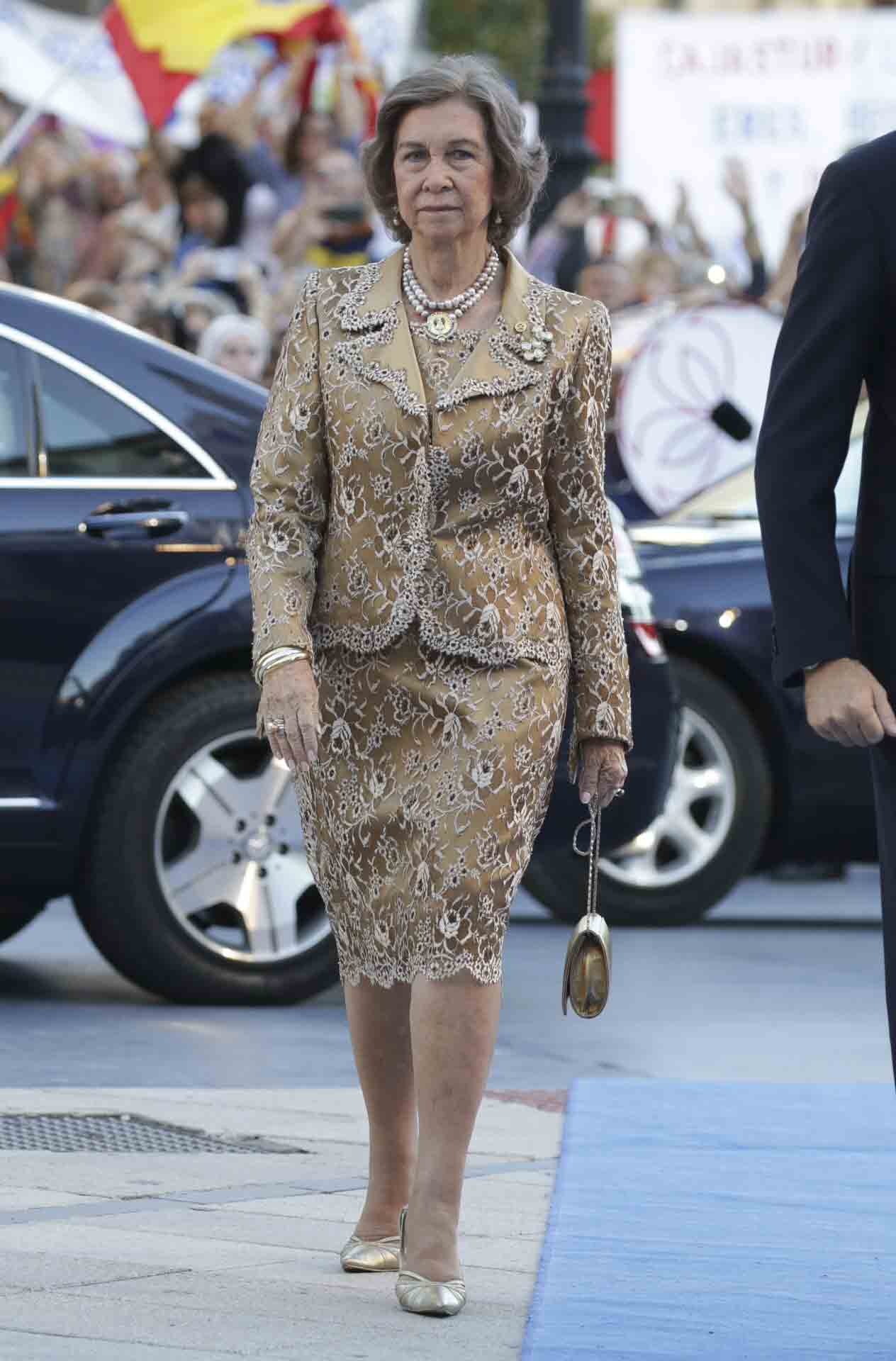 Para los Premios Princesa de Asturias de 2017, con un conjunto dorado bordado.