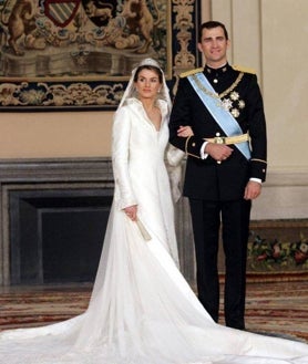 Imagen secundaria 2 - La Princesa Leonor con traje blanco realizado por la Sastrería Serna; Los Reyes en el día de su boda