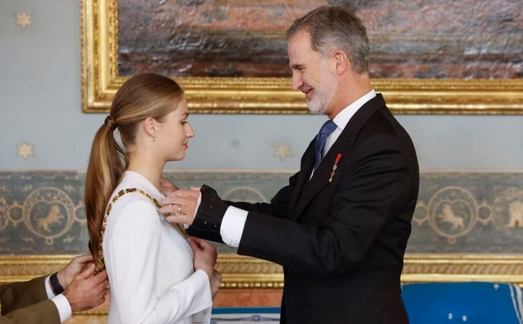 Imagen principal - La Princesa Leonor con traje blanco realizado por la Sastrería Serna; Los Reyes en el día de su boda