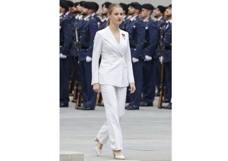 Imagen secundaria 1 - La Princesa Leonor con traje blanco realizado por la Sastrería Serna; Los Reyes en el día de su boda