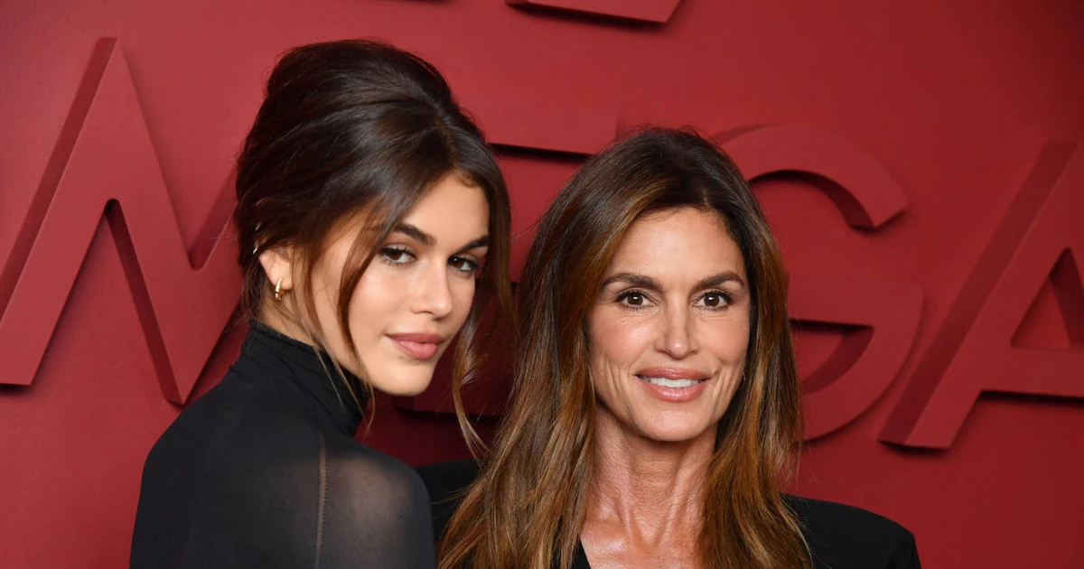 Kaia Gerber o cómo llevar el vestido plateado que triunfa a todas horas