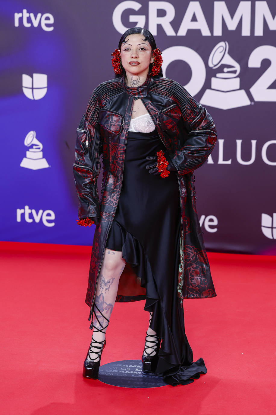 Mon Laferte ha llevado un vestido negro, que dejaba al descubierto su sujetador blanco de encaje. Encima un abrigo de piel. 
