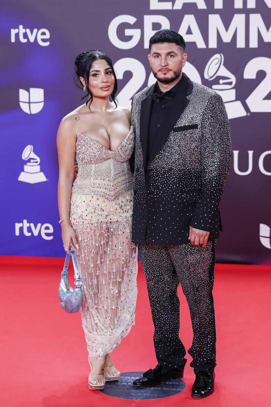 Omar Montes y Lola Romero pecaron de exceso de brilli brilli. 