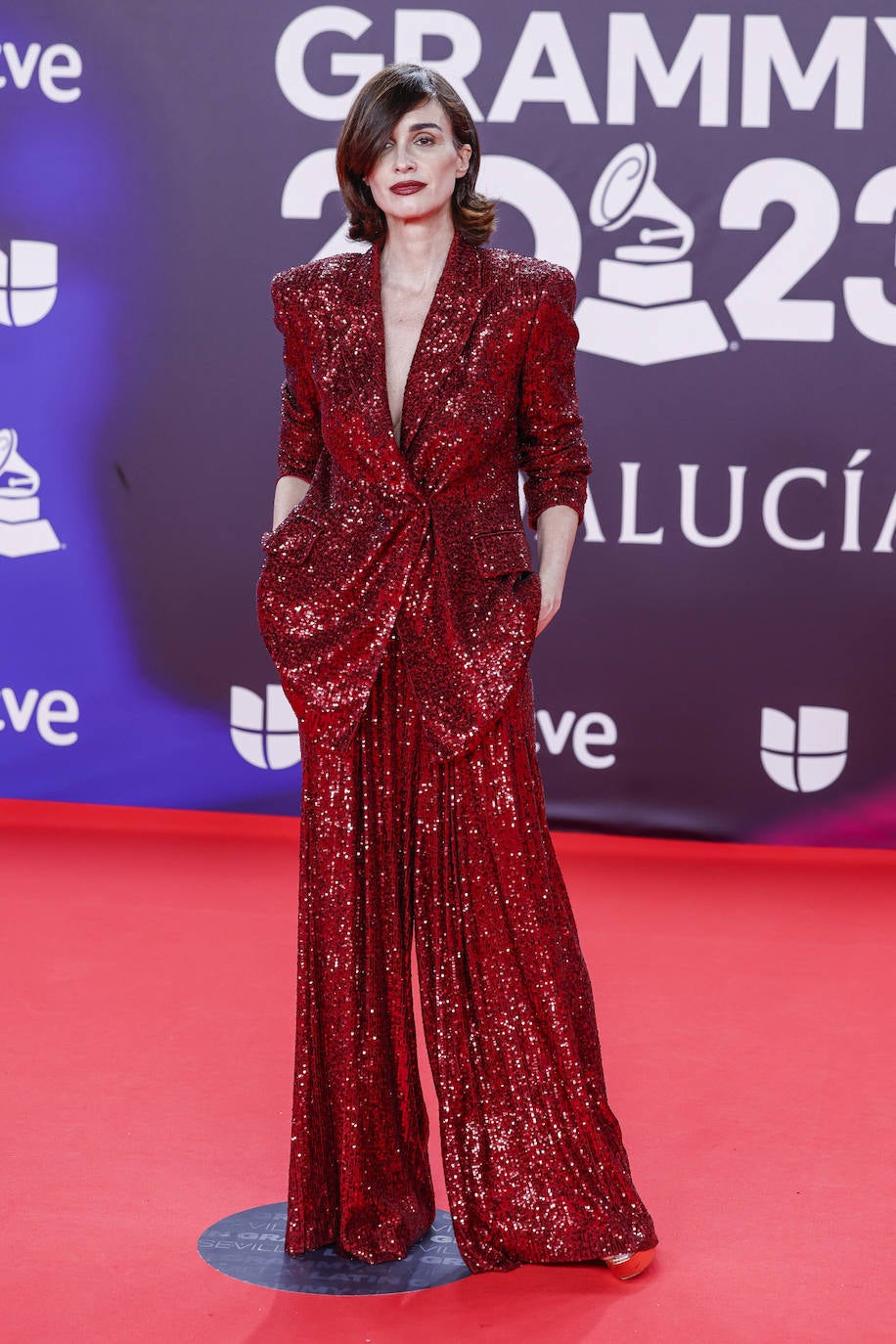 Paz Vega, una de las presentadoras de la gala, ha lucido un dos piezas formado por una blazer y un pantalón ancho en color burdeos metalizado de Pedro del Hierro. 