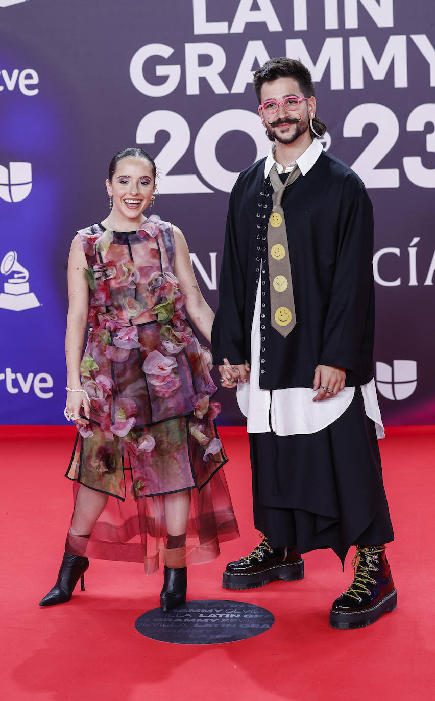 El cantante Camilo, con un estrambótico estilismos, y su mujer, Luna, con un vestido de transparencias y botines, tampoco han acertado esta noche.