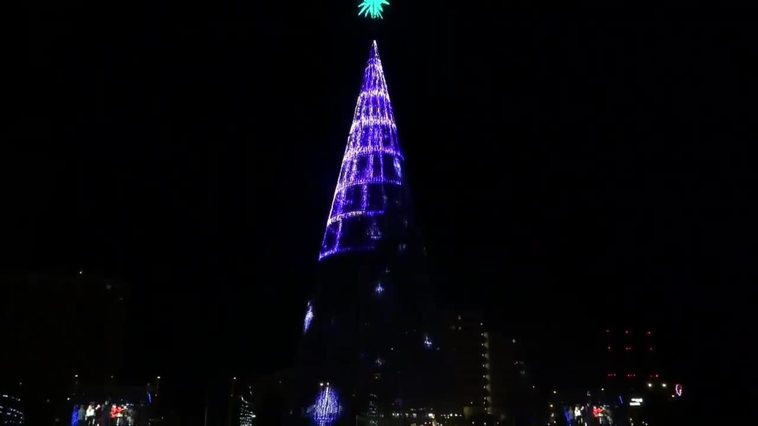 Badalona inaugura la Navidad con un árbol de 40 metros y un espectáculo de luz y sonido