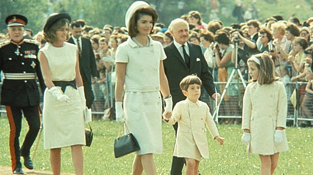 Las prendas en blanco roto o tonos pastel, sus favoritas