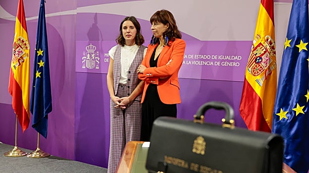 Irene Montero y Ana Redondo durante el traspaso de carteras del ministerio de Igualdad.