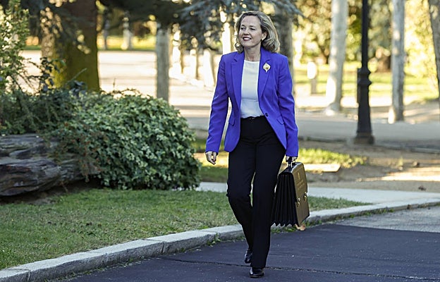 Nadia Calviño con blazer azul klein a la llegada del Consejo de Ministros.