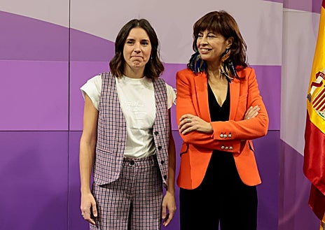 Imagen secundaria 1 - Begoña Gómez; Irene Monter junto a Ana Redondo; y Nadia Calviño durante la jura de cargo ante el Rey