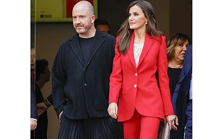 Imagen principal - La Reina Letizia con traje rojo y Kate Middleton con look completamente rojo en uno de sus últimos actos públicos