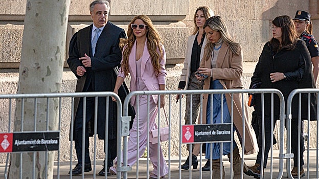 Shakira de rosa para asistir al juicio con hacienda