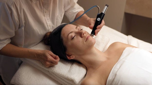 La última propuesta de Hydrafacial es el booster de Omorovicza que concentra los minerales de las aguas curativas húngaras.