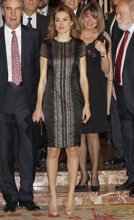En 2012, la Reina Letizia lució en los Premios Cerecedo un diseño negro y dorado de SIU Fashion. 