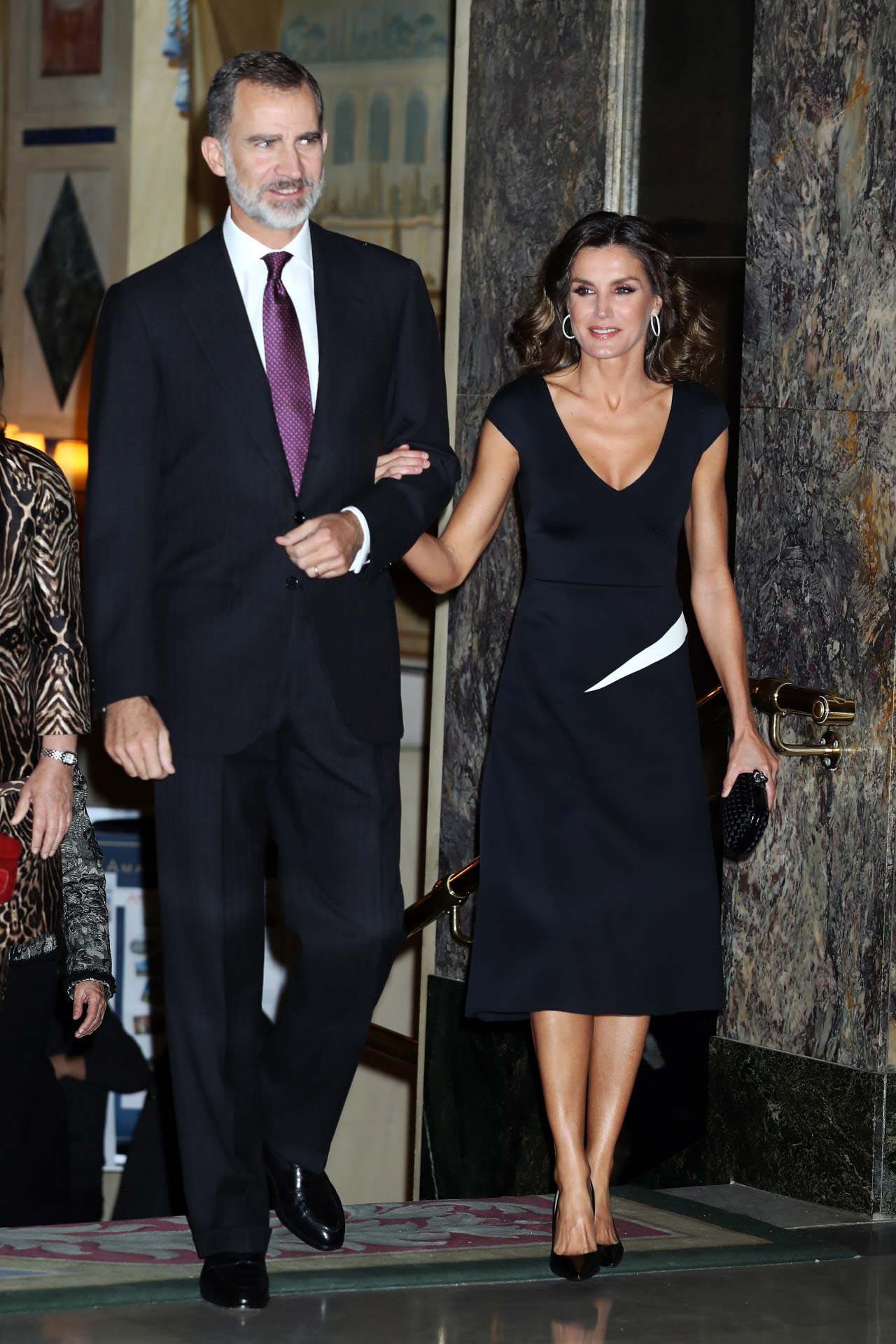 En 2018, la Reina Letizia, con un diseño escotado en negro y un detalle blanco en la cintura. 