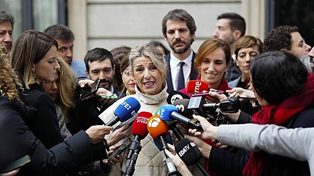 Yolanda Díaz con un original abrigo a su llegada al Congreso de los Diputados.