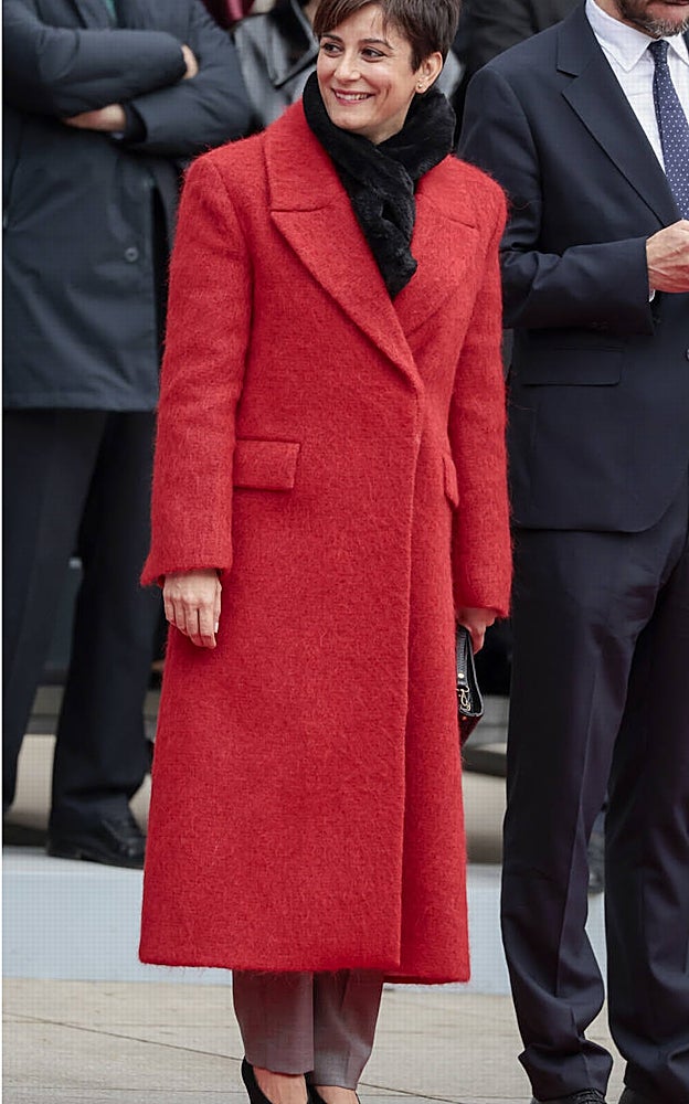 Isabel Rodríguez con abrigo largo rojo.