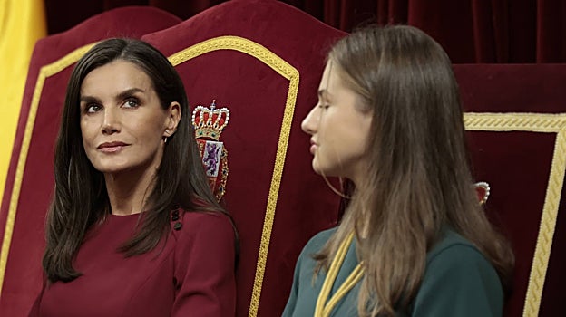 Imagen después - La Reina Letizia ha lucido hoy el pelo ligeramente más corto que el lunes pasado.
