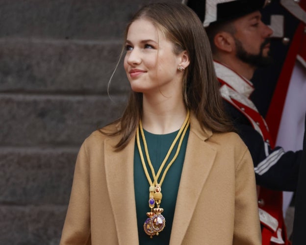 Leonor de Borbón, con las medallas del Congreso y del Senado.