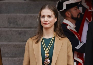 La Princesa Leonor vuelve al Congreso con vestido verde, abrigo camel y nuevo corte de pelo