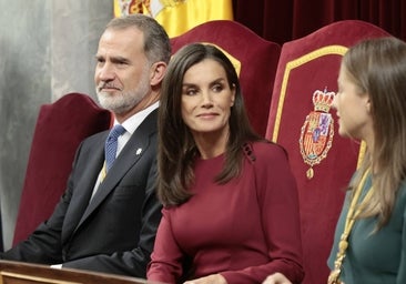 La Reina Letizia con vestido burdeos y capa en la Sesión de Apertura de la nueva Legislatura