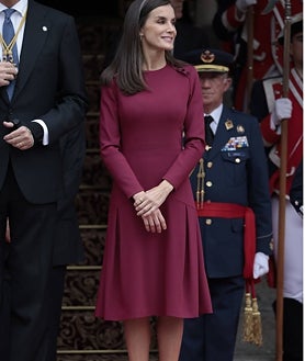 Imagen secundaria 2 - La Reina ha derrochado elegancia con un vestido burdeos y complementos del mismo tono. 