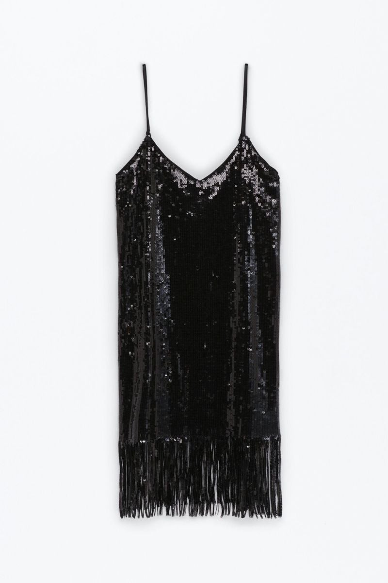 Lefties. Vestido corto de lentejuelas con flecos, tirantes finos regulables y con escote en forma de pico. Precio: 27,99€.