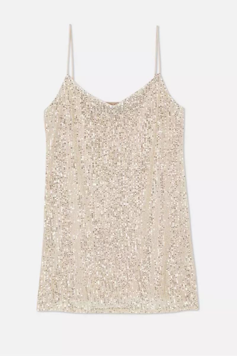 Primark. Minivestido de lentejuelas en tonos nude con tirantes espagueti y escote en uve de corte acampanado y por encima de la rodilla. Precio: 25,99€.