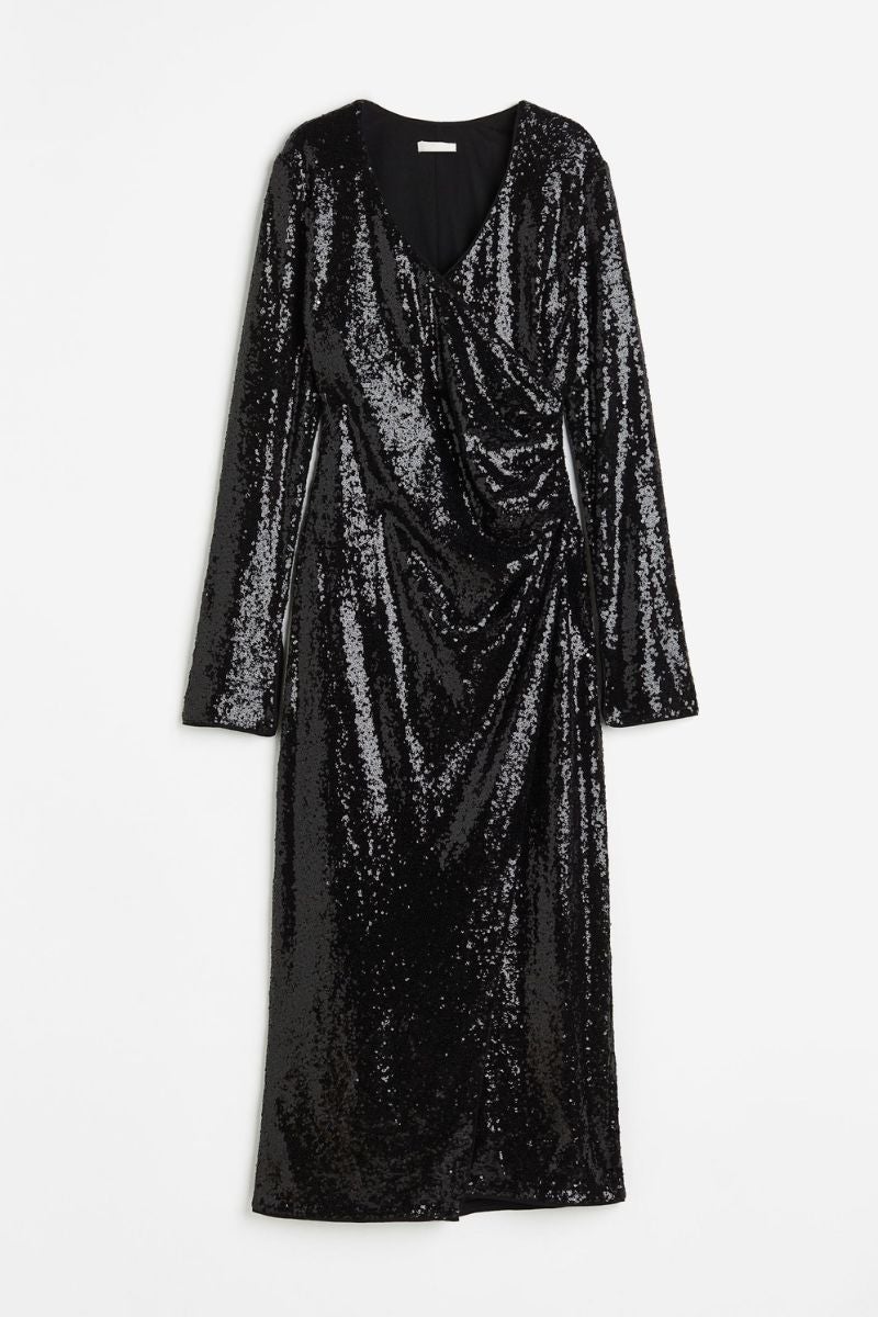 H&M. Vestido midi de lentejuelas de corte wrap, escote en uve cruzado y manga acampanada. Disponible también en color champán. Precio: 59,99€.