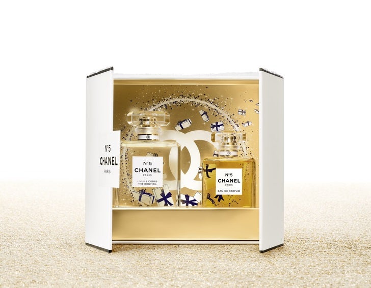 Estuche Nº 5 de Chanel (195 euros). Incluye el icónico perfume de 50 ml y el aceite para el cuerpo de 100 ml. 