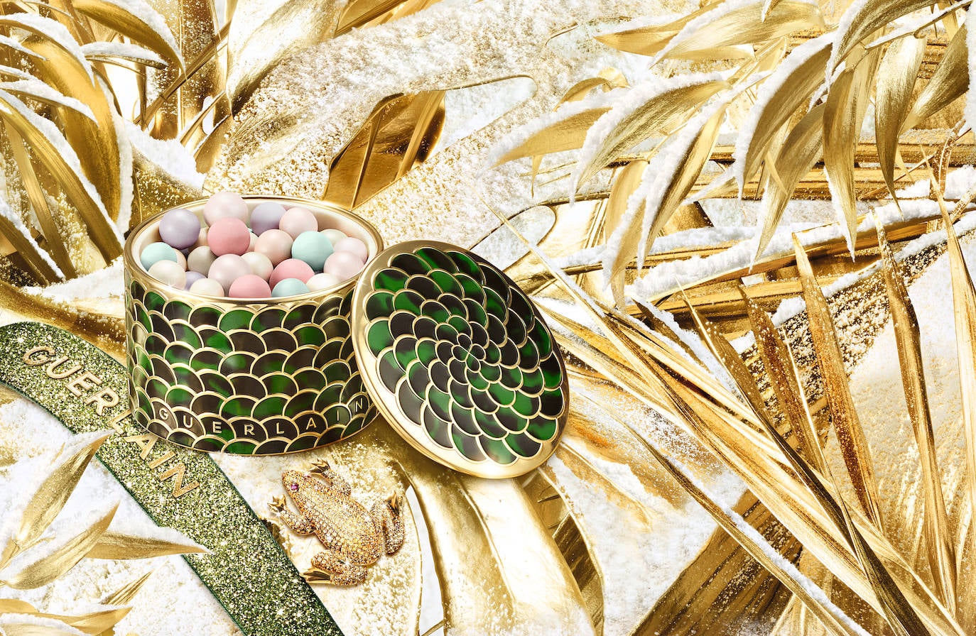 Météorites Fierce Glow de Guerlain (64 euros). Para unificar el tono de piel y aportar luminosidad a la tez, el  éxito de ventas 2 Light Météorite se presenta en una caja inspirada en las escamas de una tortuga, siguiendo con la temática del color negro y verde de esta temporada festiva.