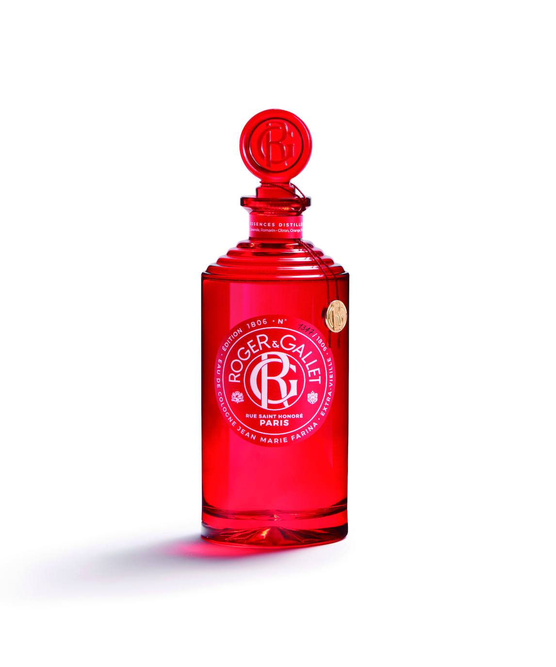 Eau de Cologne Edición Limitada 1806 500 ml Jean Marie Farina de Roger & Gallet (150 euros). En 1806, Jean Marie Farina crea un perfume con un frescor mediterráneo inédito, que asocia por primera vez el frescor luminoso de las esencias de cítricos con la elegancia de los aromáticos. Un acorde guardado en secreto que  nunca pasa de moda. El petit-grain, la lavanda, el romero, el tomillo,enriquecidos con aceites esenciales de limón, aportan a Eau de Cologne Jean Marie Farina una frescura singular. Su nuevo frasco adornado con dorado y rojo luce la tradicional firma de Jean Marie Farina.