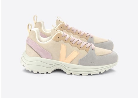 Imagen secundaria 1 - Gorra de Pull & Bear 'Aloha' (9,99€), zapatillas 'Venturi Suede Almond Peach' de Veja (185€) y vestido drapeado de H&M (25,99€)