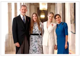 El traje blanco más especial de la Princesa Leonor protagoniza la felicitación de Navidad de los Reyes y sus hijas