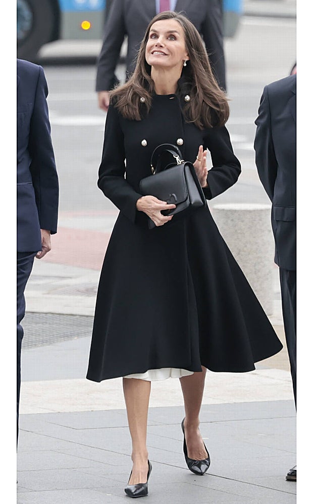 La Reina Letizia, sin medias, en Madrid, el 12 de diciembre.