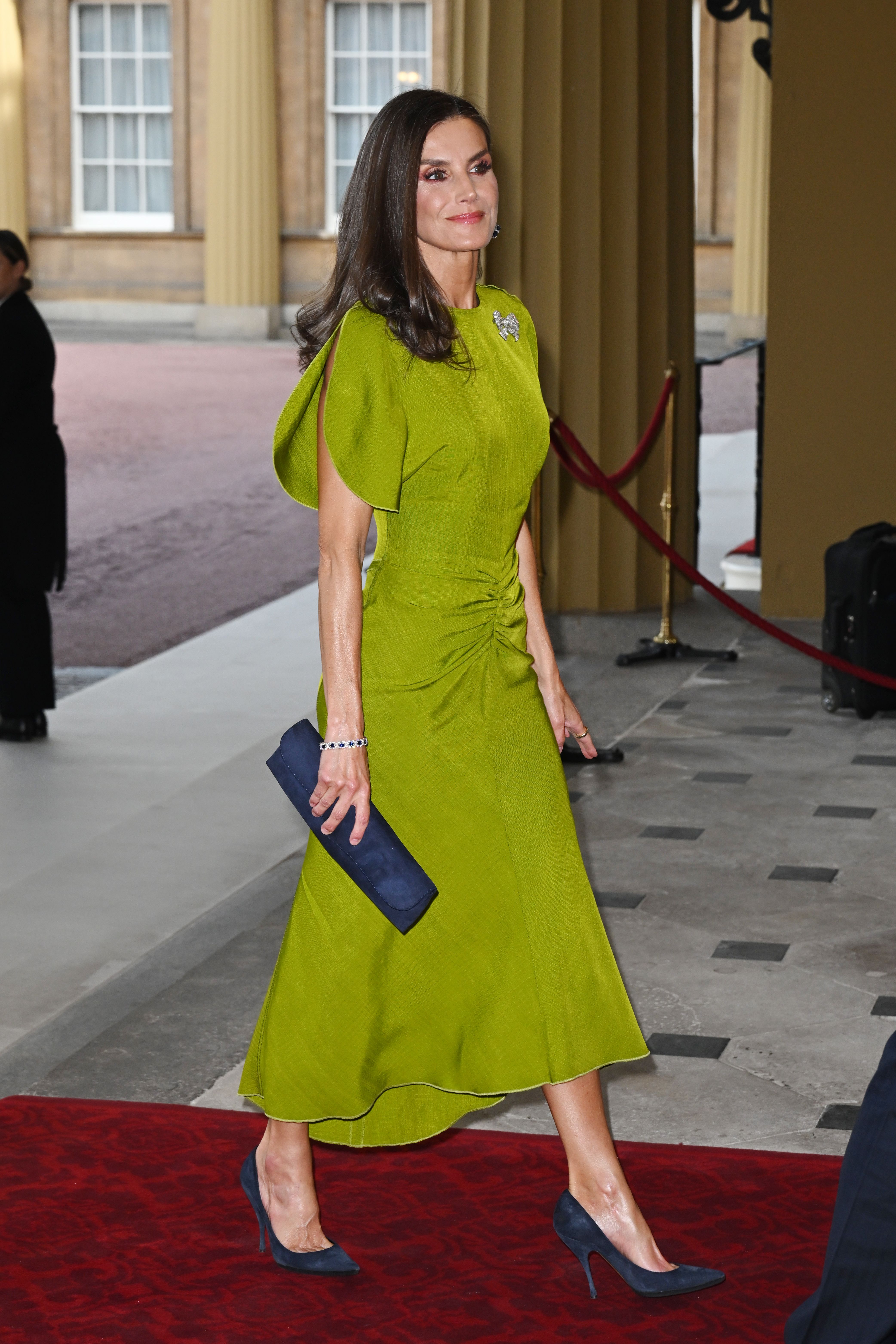 Recepción previa a la coronación de Carlos III: mayo 2023. En tierras inglesas se decantó por una de las diseñadoras más populares de allí, Victoria Beckham. Lo hizo con un vestido verde pistacho con el que se convirtió en una de las protagonistas del acto y que la propia Victoria compartió en sus redes, orgullosa.