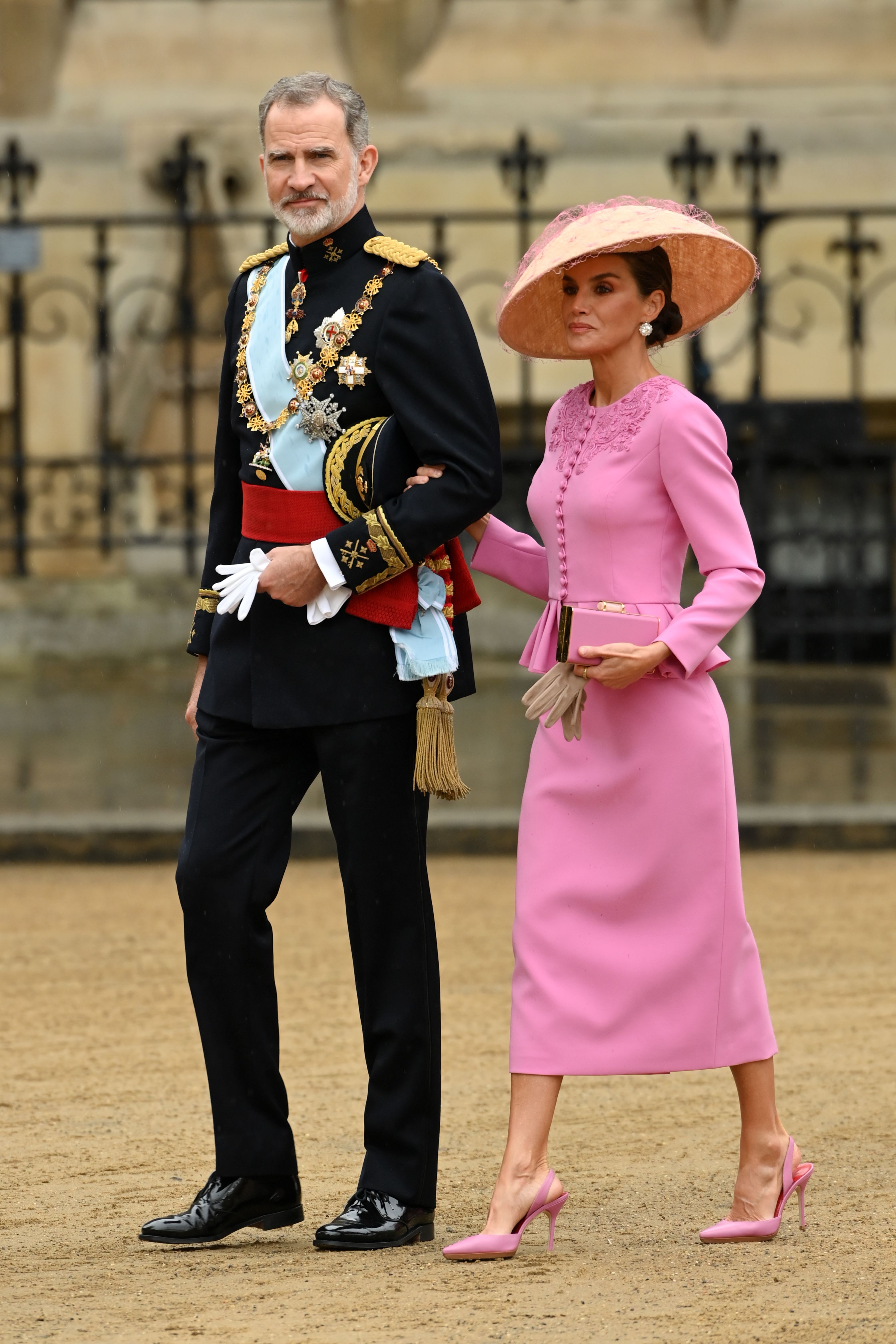 Coronación de Carlos III: mayo 2023. Su elección para el día posterior también ha sido una de las más aplaudidas. Un ‘total look’ rosa de Carolina Herrera al que añadió una pamela de la firma española Babel. Lo combinó con un clutch también de Carolina Herrera, pendientes de las ‘joyas de pasar’ y el anillo de Coreterno.