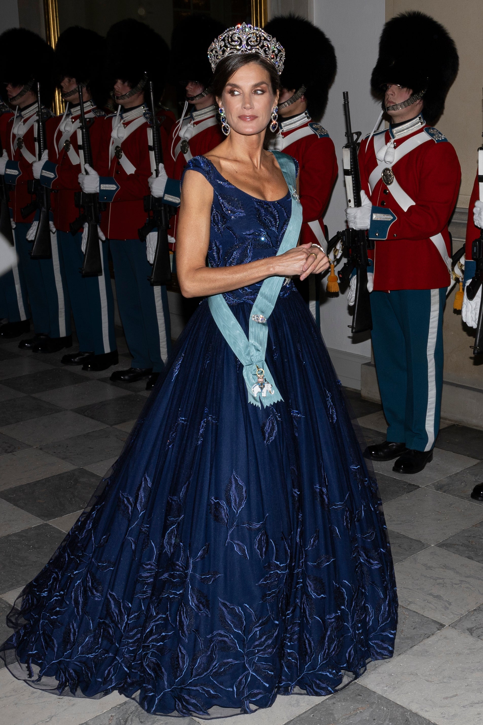 Banquete de Estado en el Palacio de Christiansborg: noviembre 2023. Dinamarca fue testigo de uno de sus looks más elaborados con este vestido de Felipe Varela azul noche con bordados que ya estrenó allá por el 2015. Lo aderezó con la icónica tiara Flor de Lis, pendientes de zafiros y pulsera de Cartier, además de su inseparable anillo.