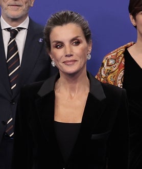 Imagen secundaria 2 - La Monarca se decantó por un traje de terciopelo negro de Paco Rabanne, pendientes de oro blanco y diamantes y recogido. 