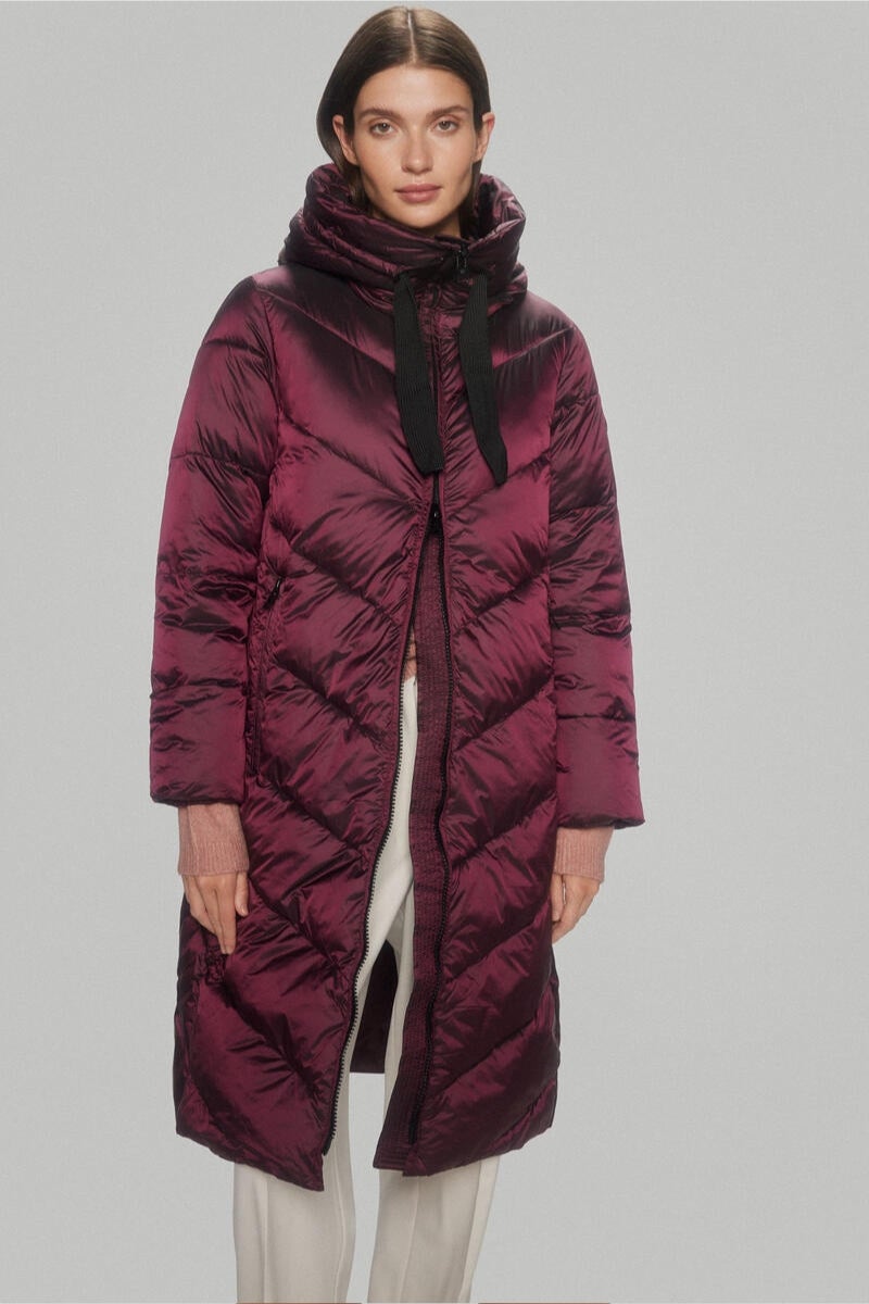 Pedro del Hierro. Parka larga con capucha y lazos en burdeos metalizado. Disponible también en verde, beige y azul. Precio: 194€.