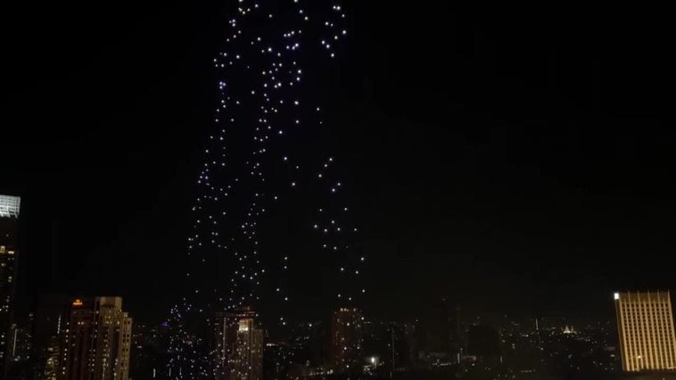 Drones y fuegos artificiales dan la bienvenida al Año Nuevo en Bangkok