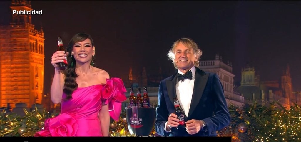 Marta Flich y Jesús Calleja dieron la bienvenida al nuevo año en las Campanadas de Telecinco desde Sevilla. Ella escogió un vestido de fiesta fucsia de Carlos Haro.