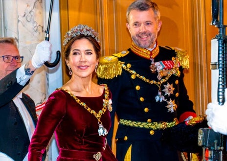 Imagen secundaria 1 - Mary de Dinamarca junto a su esposo, Federico X, con un vestido reciclado en la cena de fin de año.