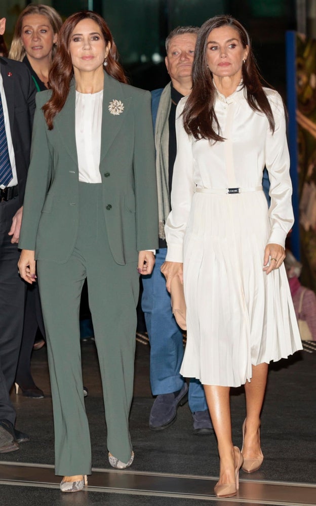 Mary Donaldson, con un traje de chaqueta y pantalón junto a Doña Letizia.