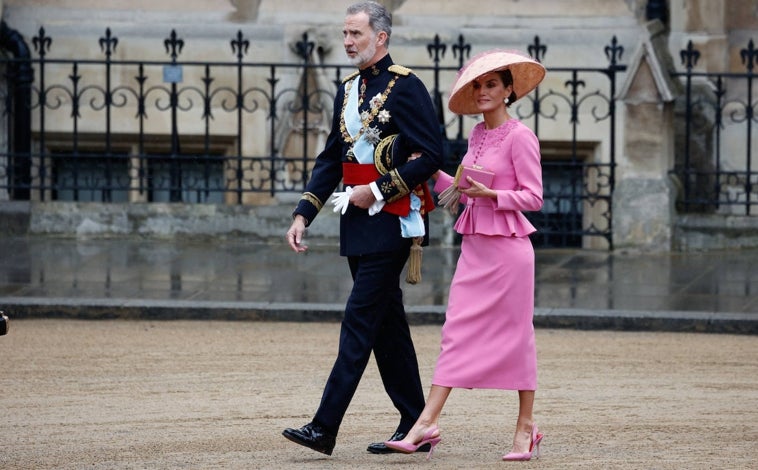 Imagen principal - La Monarca española combina prendas de diseñadores internacionales como Carolina Herrera que firmó su conjunto en la coronación de Carlos III, con firmas 'low cost', como Zara. Además, Doña Letizia también invierte en complementos, como el anillo de Coreterno que estrenó en enero de 2023 y que no se ha quitado en todo el año. 